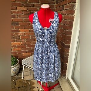 Milly White & Blue Print Fit Flare Sleeveless V Neck Dress Size 2 With Pockets